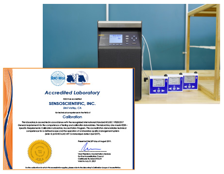 Ein akkreditiertes Laborzertifikat für SensoScientific mit Temperaturüberwachungsgeräten im Hintergrund